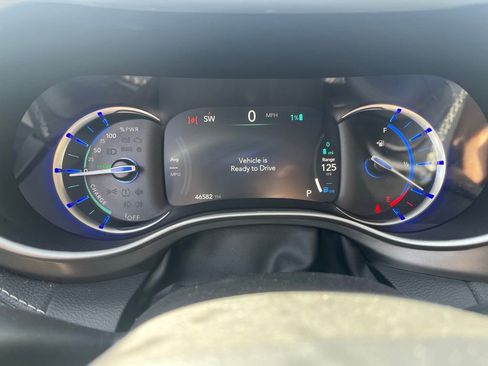 Used 2023 Chrysler Pacifica Touring-L image 13