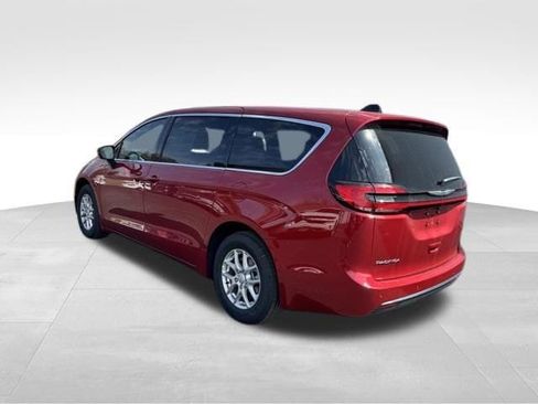 New 2026 Chrysler Pacifica Select image 5