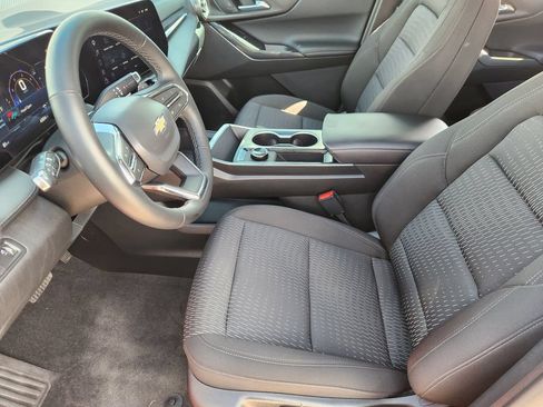 Used 2026 Chevrolet Equinox LT w/ Safety and Technology Package FWD image 9