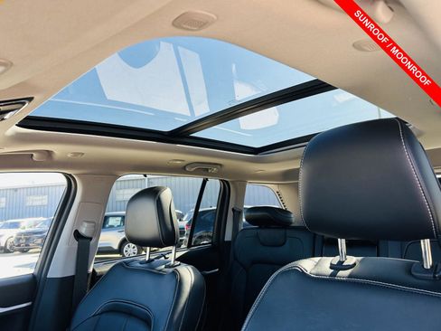 Used 2023 Jeep Grand Cherokee Limited w/ Luxury Tech Group II image 4