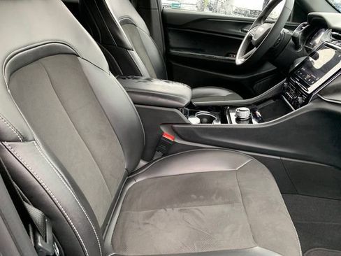 Used 2023 Jeep Grand Cherokee Altitude image 11