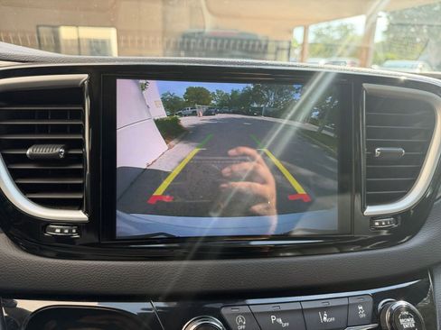 Used 2025 Chrysler Pacifica Select image 18
