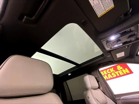 Used 2023 GMC Yukon XL SLT image 7