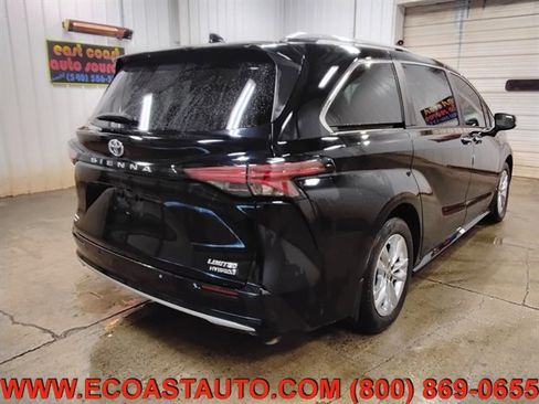Used 2024 Toyota Sienna Limited image 6