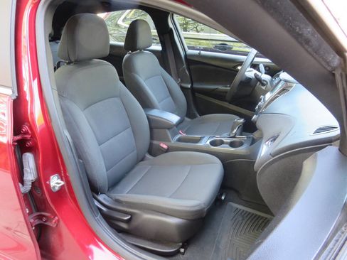 Used 2017 Chevrolet Cruze LT w/ Sun And Sound Package FWD image 11