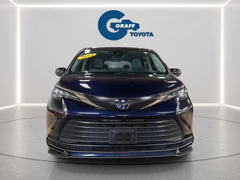 Used 2024 Toyota Sienna LE w/ LE Plus Package AWD/4WD image 3