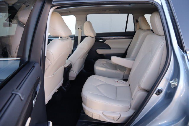 Used 2024 Toyota Highlander Platinum FWD image 11
