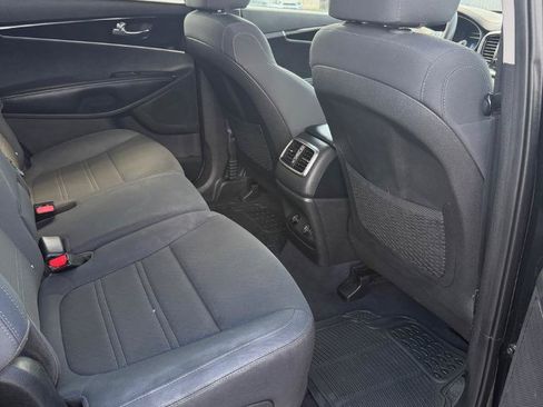 Used 2020 Kia Sorento LX FWD image 29