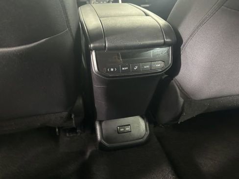 Used 2024 Toyota Highlander LE AWD/4WD image 24