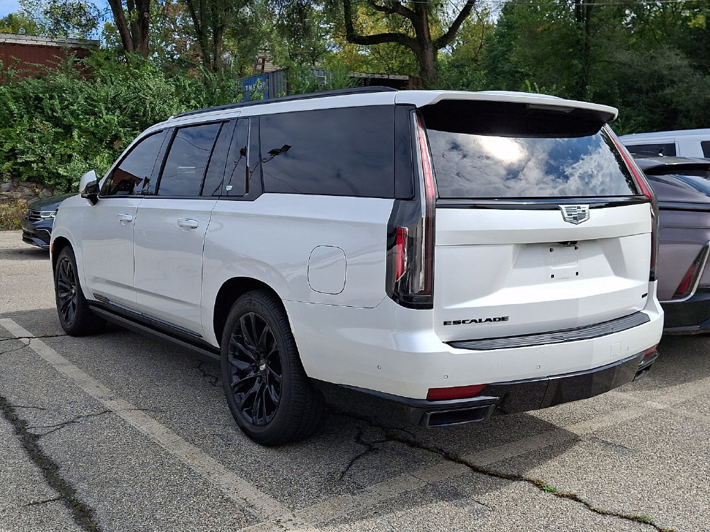 Used 2022 Cadillac Escalade ESV Sport w/ Touring Package AWD/4WD image 4
