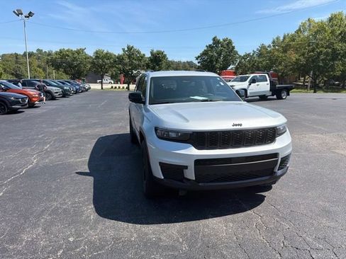 Used 2024 Jeep Grand Cherokee L Laredo AWD/4WD image 4