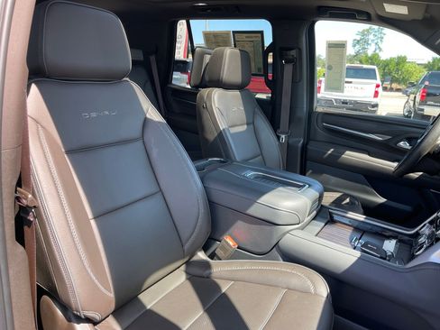 Used 2023 GMC Yukon Denali w/ Denali Reserve Package image 28