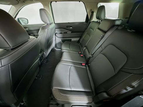 Used 2025 Nissan Pathfinder SL image 28
