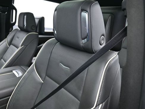 Used 2025 Cadillac Escalade ESV Sport w/ Touring Package image 17