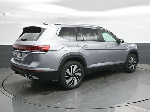 Used 2025 Volkswagen Atlas SEL AWD/4WD image 2