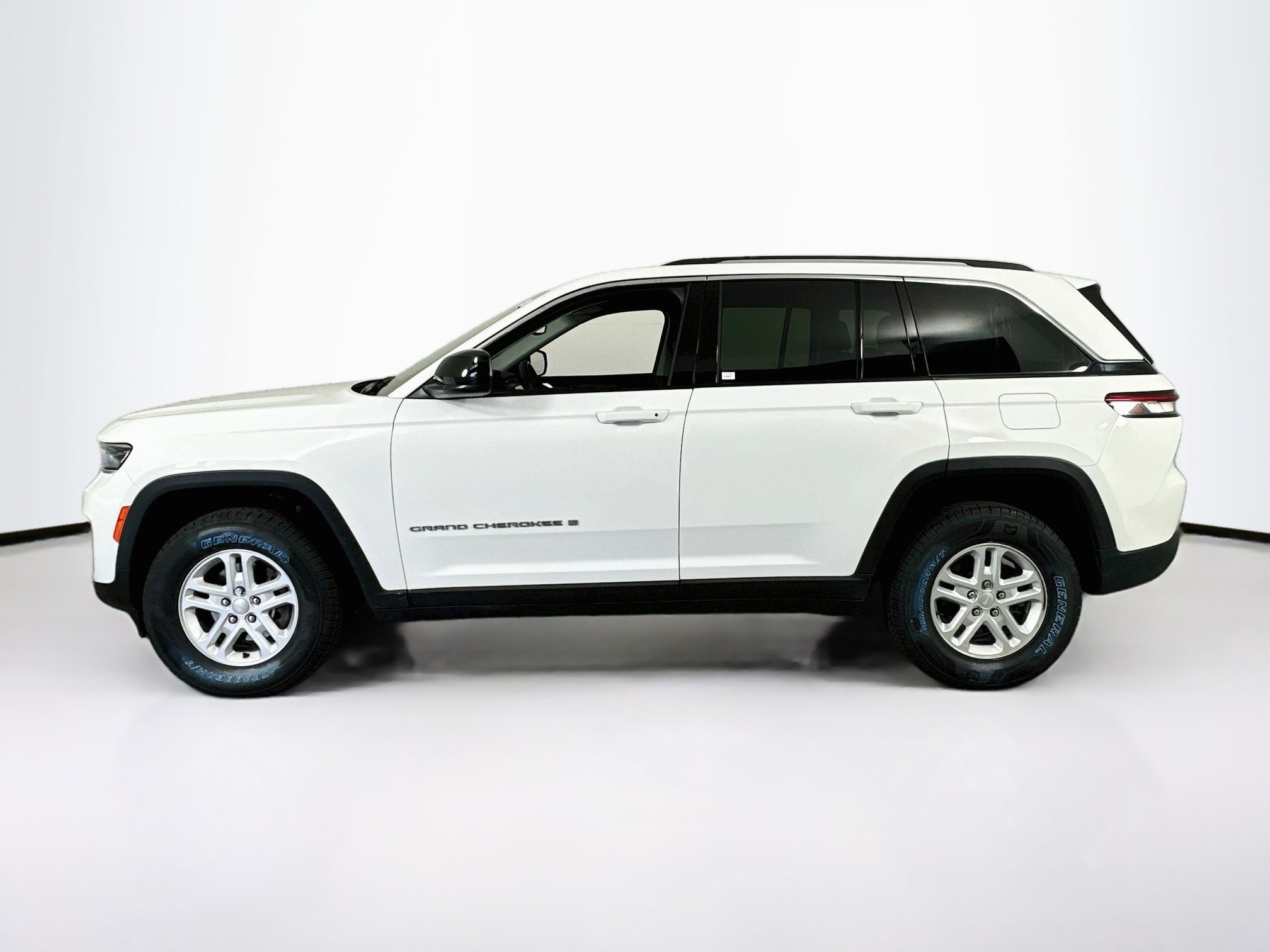 Used 2023 Jeep Grand Cherokee Laredo AWD/4WD image 8