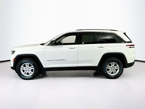 Used 2023 Jeep Grand Cherokee Laredo AWD/4WD image 8