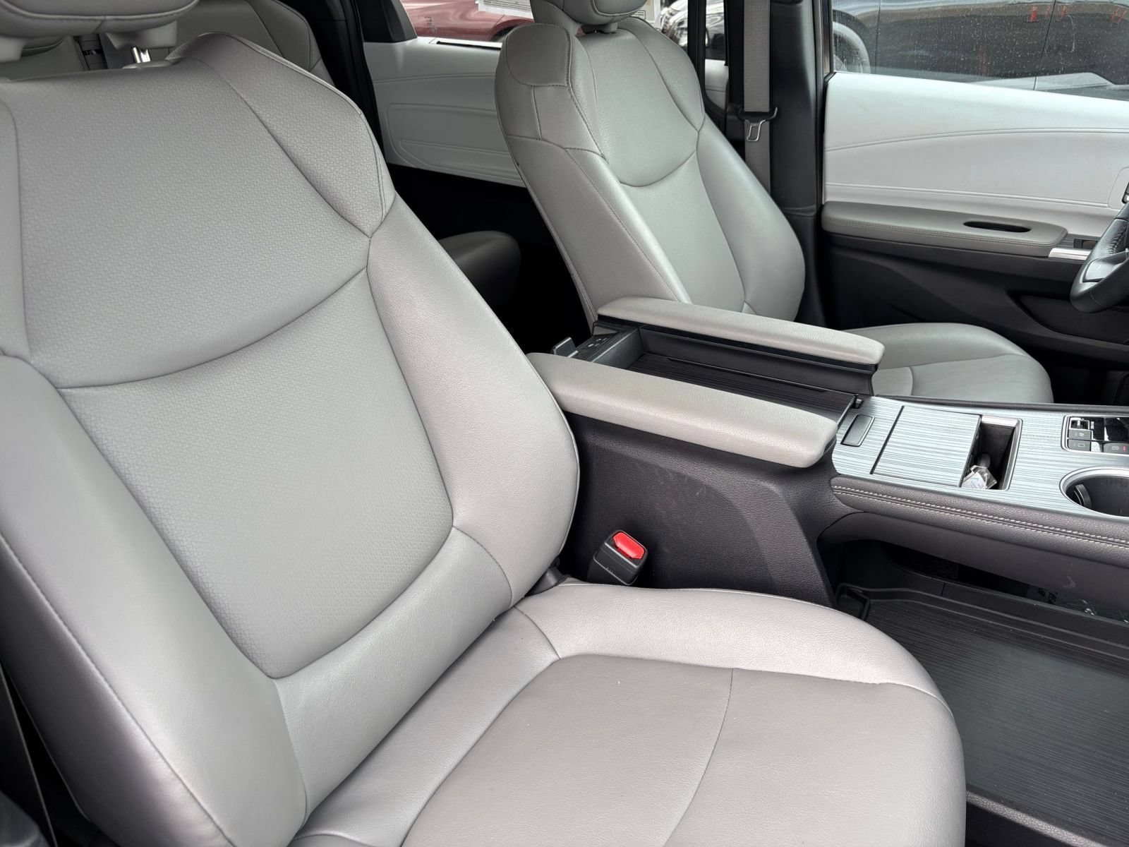 Used 2025 Toyota Sienna XLE FWD image 38