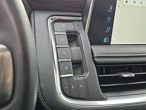 Used 2023 Chevrolet Tahoe Z71 w/ Luxury Package image 18