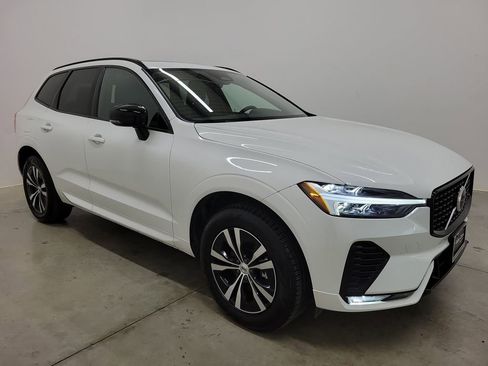 Used 2025 Volvo XC60 B5 Core image 4