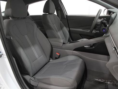 Used 2022 Hyundai Elantra SE image 15