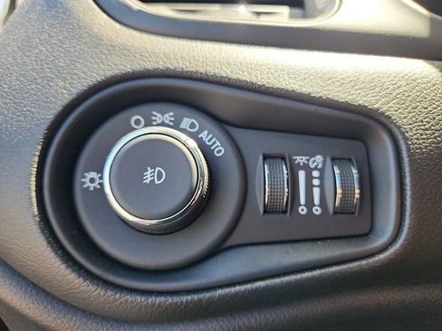 Certified 2022 Jeep Renegade Latitude AWD/4WD image 32