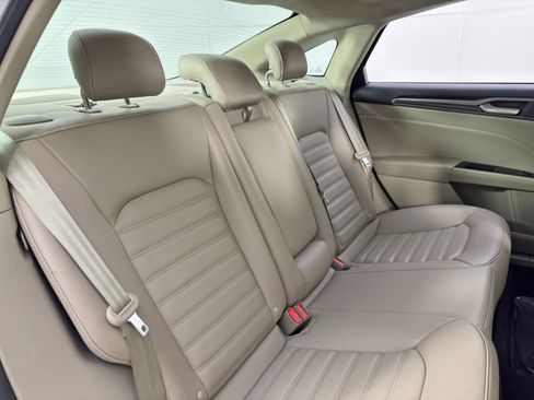 Used 2017 Ford Fusion SE w/ Fusion SE Technology Package image 32