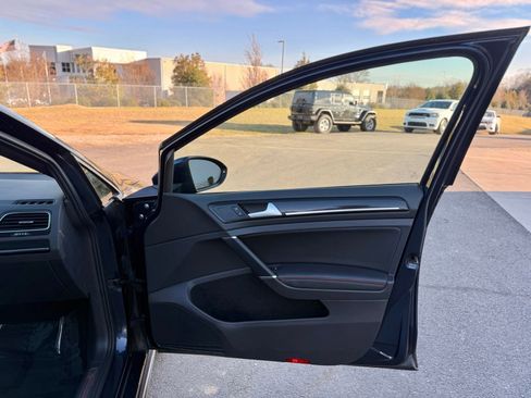 Used 2017 Volkswagen GTI SE image 21