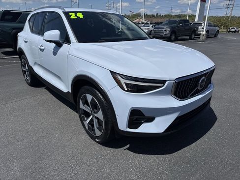 Used 2024 Volvo XC40 B5 Plus w/ Protection Package Premier AWD/4WD image 2