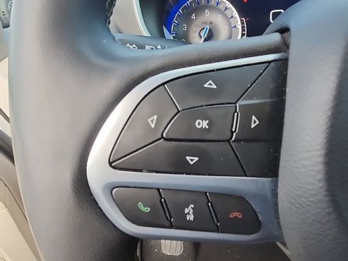 Certified 2023 Chrysler Pacifica Touring-L image 12