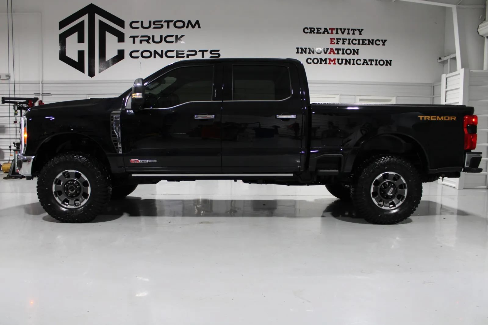 Used 2023 Ford F250 King Ranch w/ Tremor Off-Road Package AWD/4WD image 29