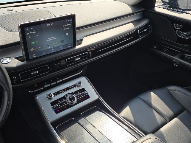 Used 2024 Lincoln Aviator AWD w/ Premium Package image 27