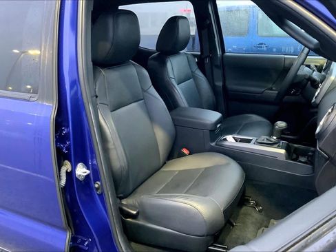 Used 2022 Toyota Tacoma TRD Sport w/ TRD Premium Sport Package image 9