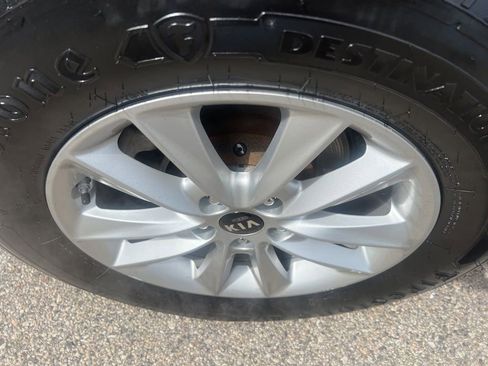 Used 2019 Kia Sorento LX image 41