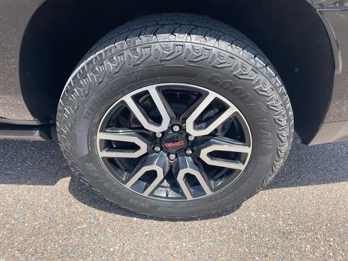 Used 2024 GMC Yukon XL AT4 w/ Technology Package AWD/4WD image 17