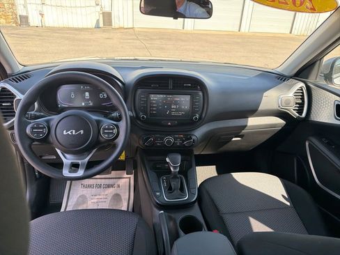 Used 2025 Kia Soul LX w/ LX Technology Package FWD image 17