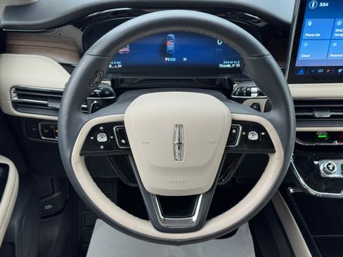 Used 2025 Lincoln Corsair Reserve AWD/4WD image 17