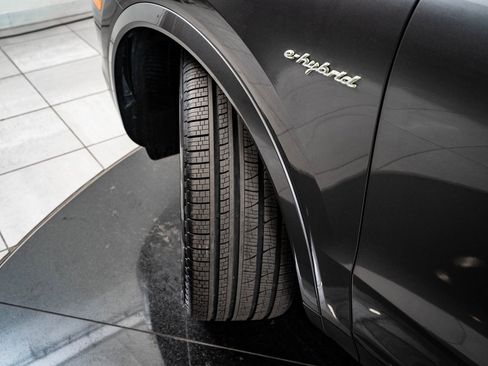 Certified 2022 Porsche Cayenne E-Hybrid w/ Premium Package image 53