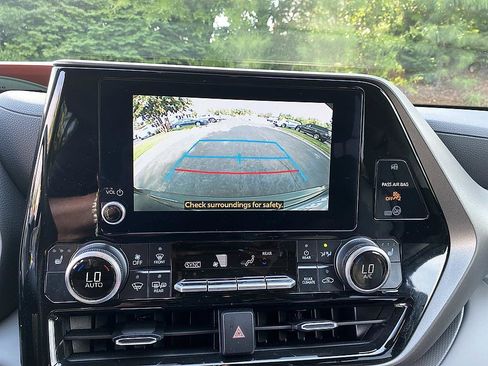 Certified 2025 Toyota Highlander XLE AWD/4WD image 18