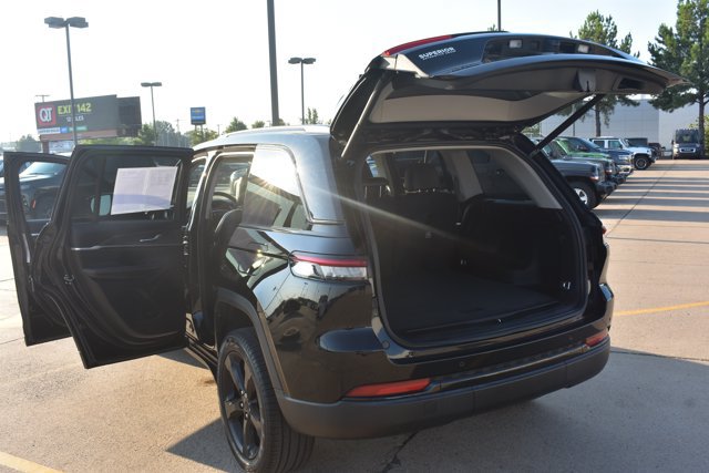 Used 2023 Jeep Grand Cherokee Limited w/ Black Appearance Package AWD/4WD image 17