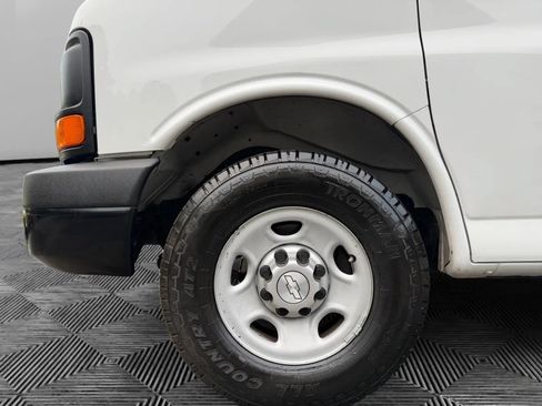 Used 2015 Chevrolet Express 2500 RWD image 16