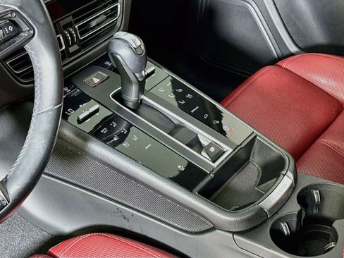 Certified 2023 Porsche Macan AWD/4WD image 21