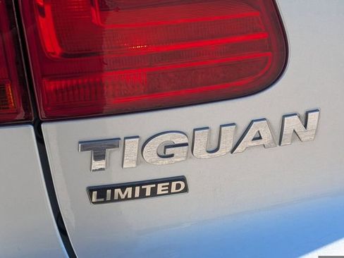 Used 2017 Volkswagen Tiguan Limited w/ Premium Package FWD image 31