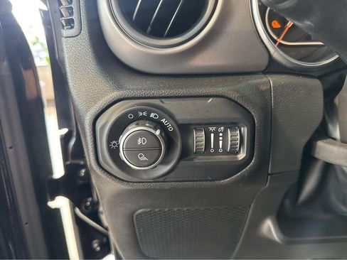 Used 2022 Jeep Gladiator Sport AWD/4WD image 16