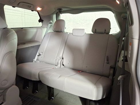 Used 2015 Toyota Sienna XLE image 14