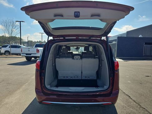 Used 2020 Chrysler Pacifica Limited image 17