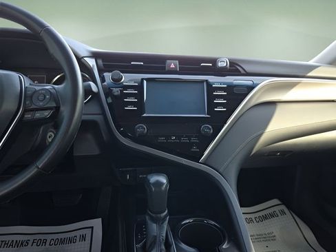 Used 2018 Toyota Camry SE image 11