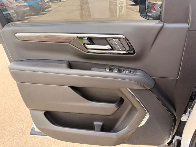 Used 2025 Chevrolet Tahoe Z71 AWD/4WD image 3