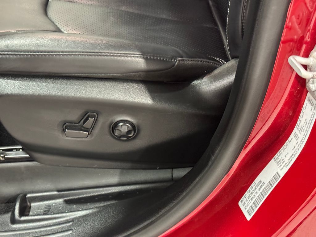 Used 2025 Chrysler Pacifica Select FWD image 18
