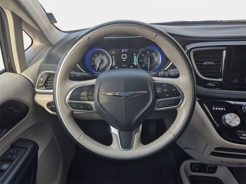 Used 2020 Chrysler Pacifica Limited image 11